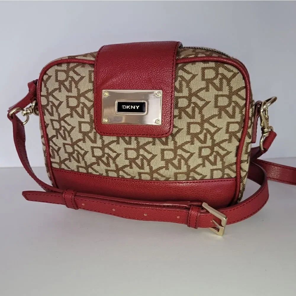 DKNY Bryant Signature Crossbody Purse NWOT